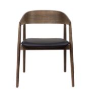 Bild von Andersen Furniture AC2-Sitz, gepolsterter Esszimmerstuhl, SH: 44 cm – geräucherte Eiche/schwarzes Leder