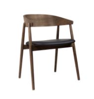 Bild von Andersen Furniture AC2-Sitz, gepolsterter Esszimmerstuhl, SH: 44 cm – geräucherte Eiche/schwarzes Leder