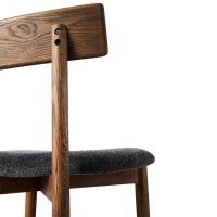 Bild von MUUBS Tetra Seat gepolsterter Esszimmerstuhl H: 77,3 cm – Braun/Granit