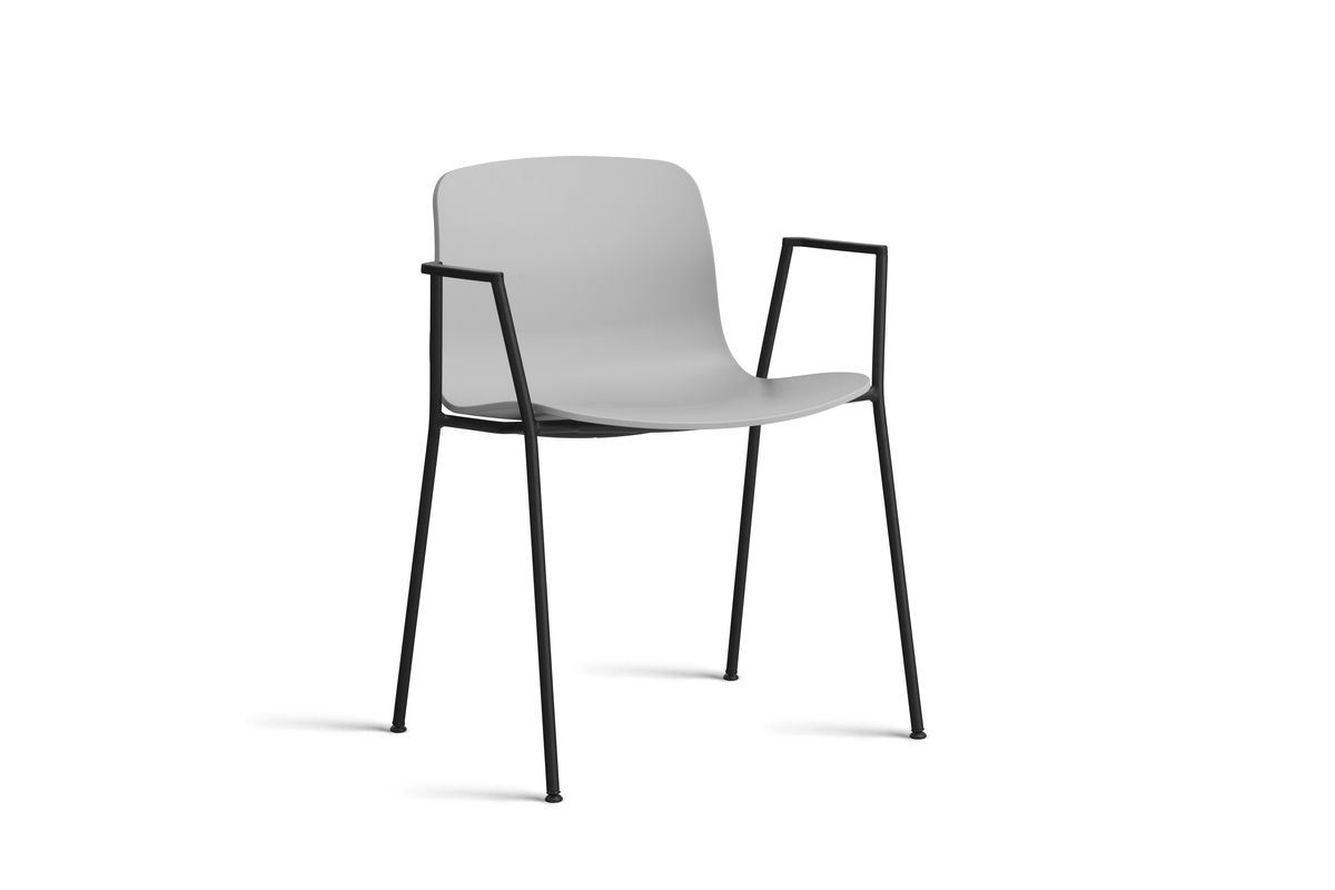 Bild von HAY AAC 18 About A Chair SH: 46 cm – Schwarz pulverbeschichteter Stahl/Betongrau