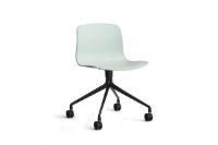 Bild von HAY AAC 14 About A Chair SH: 46 cm – Schwarz pulverbeschichtetes Aluminium/Dusty Mint