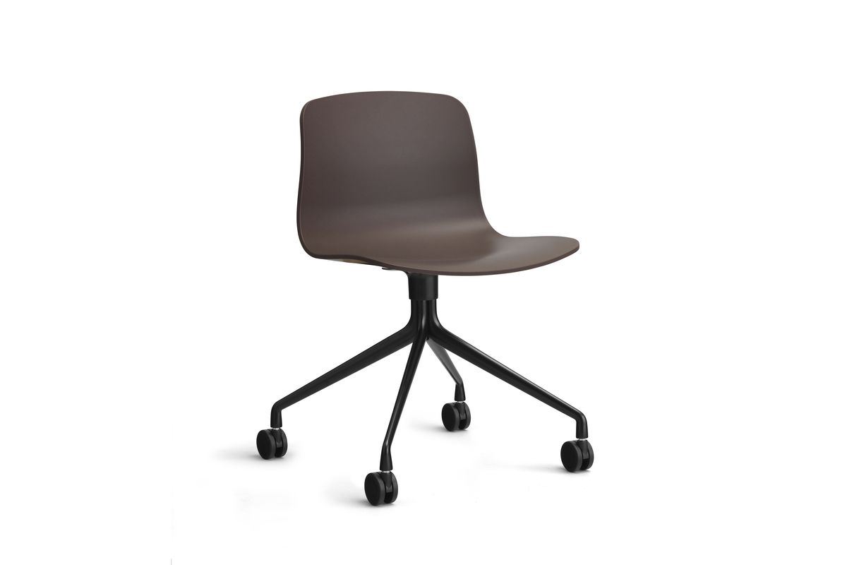 Bild von HAY AAC 14 About A Chair SH: 46 cm – Schwarz pulverbeschichtetes Aluminium/Rosine