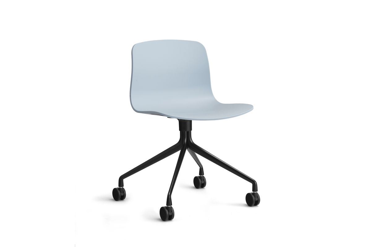 Bild von HAY AAC 14 About A Chair SH: 46 cm – Schwarz pulverbeschichtetes Aluminium/Schieferblau