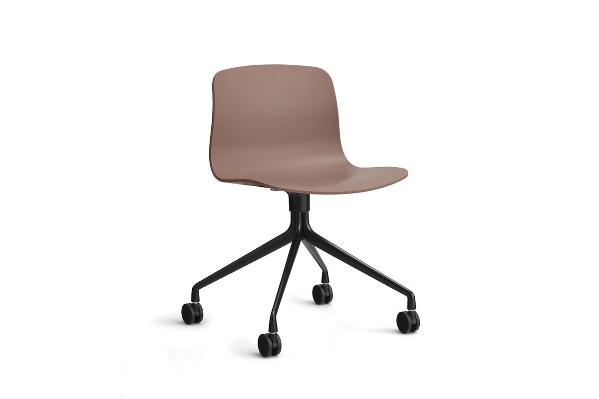 Bild von HAY AAC 14 About A Chair SH: 46 cm – Schwarz pulverbeschichtetes Aluminium/Soft Brick