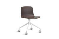 Bild von HAY AAC 14 About A Chair SH: 46 cm – Weiß pulverbeschichtetes Aluminium/Rosine