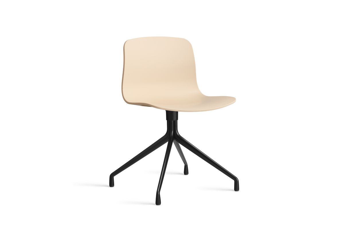 Bild von HAY AAC 10 About A Chair SH: 46 cm – Schwarz pulverbeschichtetes Aluminium/Pale Peach