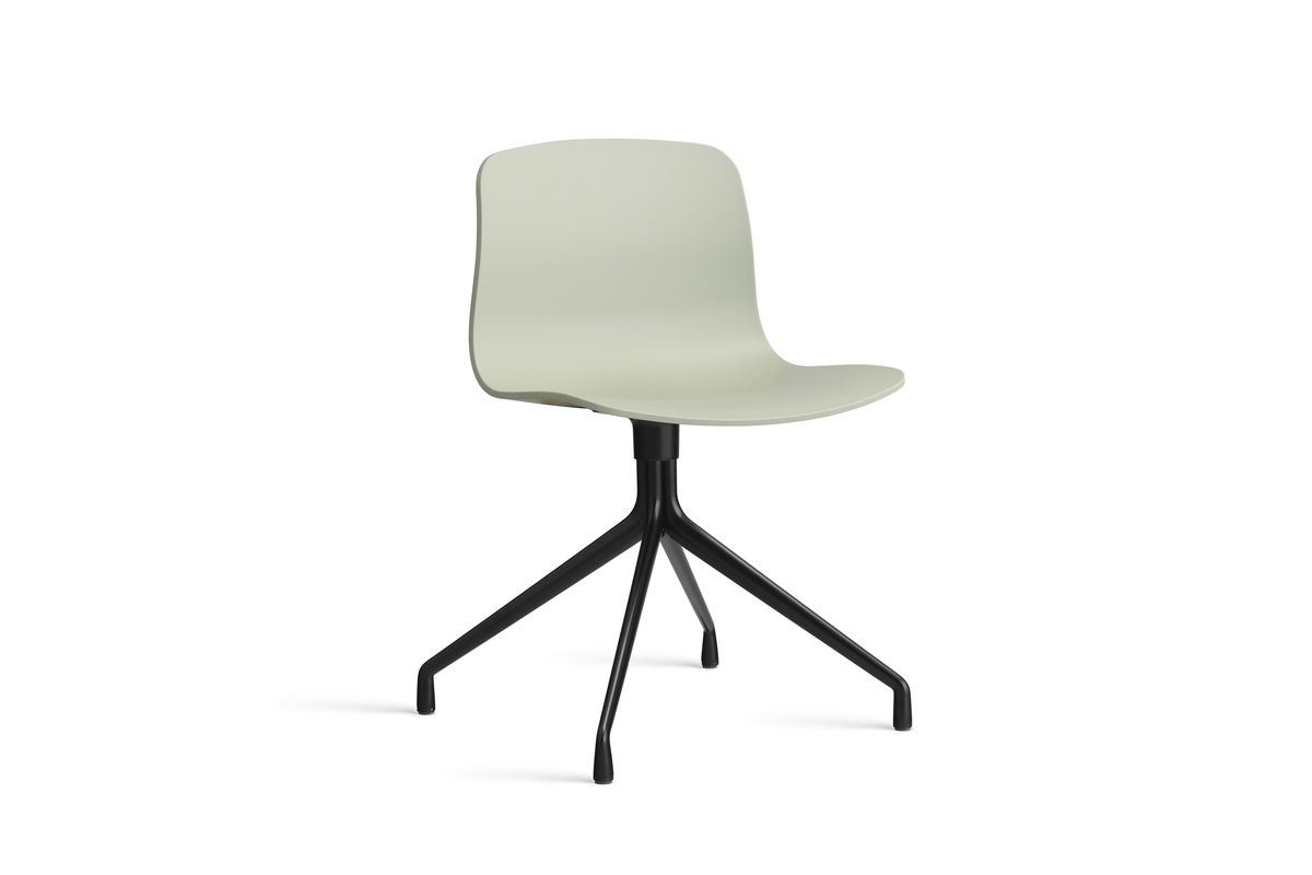 Bild von HAY AAC 10 About A Chair SH: 46 cm – Schwarz pulverbeschichtetes Aluminium/Pastellgrün