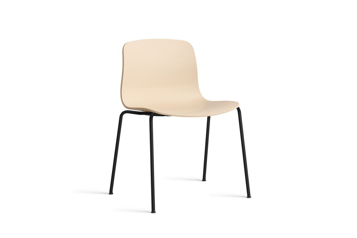 Bild von HAY AAC 16 About A Chair SH: 46 cm – Schwarz pulverbeschichteter Stahl/Blasser Pfirsich