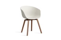 Bild von HAY AAC 22 About A Chair SH: 46 cm – Lackiertes massives Walnussholz/Melange-Creme