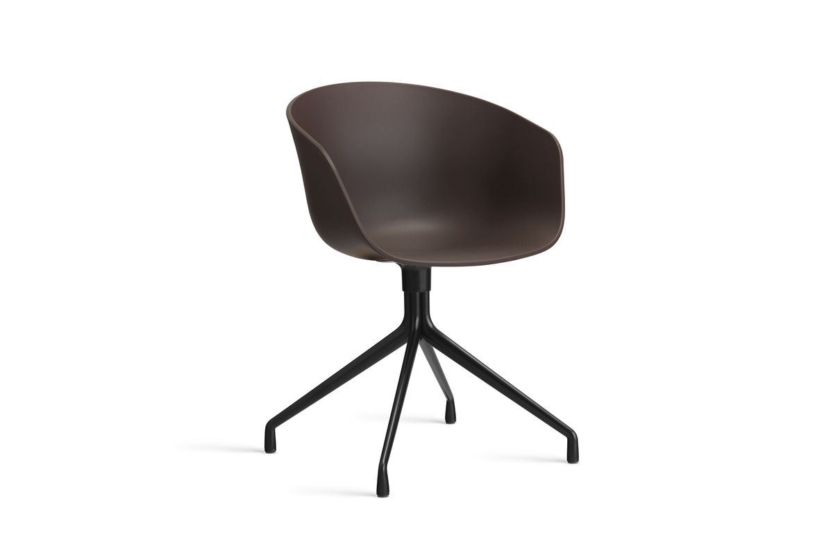 Bild von HAY AAC 20 About A Chair SH: 46 cm – Schwarz pulverbeschichtetes Aluminium/Rosine