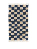 Bild von Ferm Living Mara Waschbarer Teppich 90 x 150 cm – Deep Blue/Warm Sand VORBESTELLUNG: MITTE JANUAR 2024