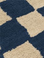 Bild von Ferm Living Mara Waschbarer Teppich 90 x 150 cm – Deep Blue/Warm Sand