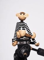 Bild von Kay Bojesen x Nørgaard Paa Strøget Monkey Small H: 18,5 cm – Schwarz/Weiß/Geöltes Teak LIMITED EDITION OUTLET