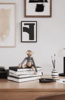 Bild von Kay Bojesen x Nørgaard Paa Strøget Monkey Small H: 18,5 cm – Schwarz/Weiß/Geöltes Teak LIMITED EDITION OUTLET