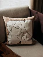 Bild von Ferm Living Figurenkissen 50x50 cm - Dunkles Taupe/Gebrochenes Weiß