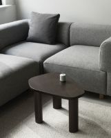 Bild von Normann Copenhagen Sculp Couchtisch Klein 39x65x45,5 cm - Esche gebeizt