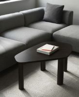 Bild von Normann Copenhagen Sculp Couchtisch groß 47 x 109 x 64 cm – Esche gebeizt