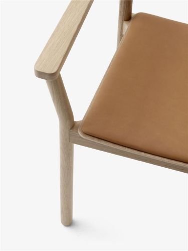 &Tradition Betty TK11 Sessel SH: 47 cm – Lackierte Eiche/Edles Analine-Leder Cognac