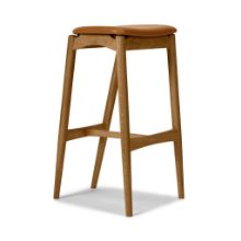 Bild von Sibast Furniture No 7 Barhocker niedrig H: 65 cm – Eiche Naturöl/cognacfarbenes Leder