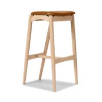 Bild von Sibast Furniture No 7 Barhocker niedrig H: 65 cm – Eiche Weißöl/Cognac-Leder