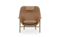 Bild von Normann Copenhagen Drape Lounge Chair High mit Kopfstütze Eiche H: 103 cm – Ultra Leather Brandy/Ultra Leather Brandy