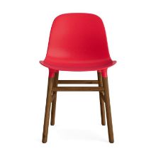 Bild von Normann Copenhagen Form Stuhl SH: 44 cm - Walnuss/Hellrot