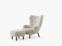 Bild von &Tradition Petra VB3 Lounge Chair & Pouf SH: 40 cm – Geöltes Walnussholz/Schaffell Moonlight