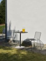 Bild von HAY Hee Esszimmerstühle + Terrazzo-Tisch Gartenmöbel-Set – Schwarz/Grau