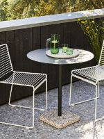 Bild von HAY Hee Esszimmerstühle + Terrazzo-Tisch Gartenmöbel-Set – Weiß/Grau