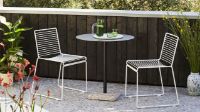 Bild von HAY Hee Esszimmerstühle + Terrazzo-Tisch Gartenmöbel-Set – Weiß/Grau