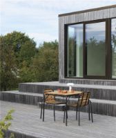 Bild von Normann Copenhagen Outdoor Vig Robinie Tisch + Vig Robinie Stühle Gartenmöbel-Set – Schwarz/Geöltes Holz