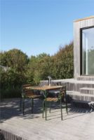 Bild von Normann Copenhagen Outdoor Vig Robinie Tisch + Vig Robinie Stühle Gartenmöbel-Set – Dunkelgrün/geöltes Holz