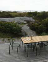 Bild von Normann Copenhagen Outdoor Vig Robinie Tisch + Vig Stühle Gartenmöbel-Set – Dunkelgrün/geöltes Holz