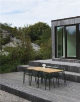 Bild von Normann Copenhagen Outdoor Vig Robinie Tisch + Vig Stühle Gartenmöbel-Set – Dunkelgrün/geöltes Holz