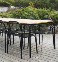 Bild von Normann Copenhagen Outdoor Vig Robinie Tisch + Vig Stühle Gartenmöbel-Set – Schwarz/geöltes Holz