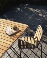 Bild von Normann Copenhagen Outdoor Vig Robinie Tisch + Vig Robinie Stühle Gartenmöbel-Set – Grau/geöltes Holz