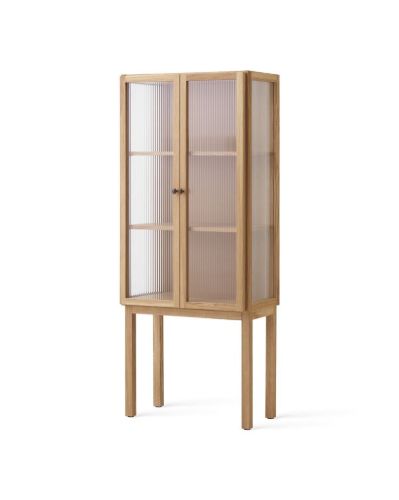 Audo Copenhagen Curiosity Cabinet Tall – Glas / Massive Eiche
