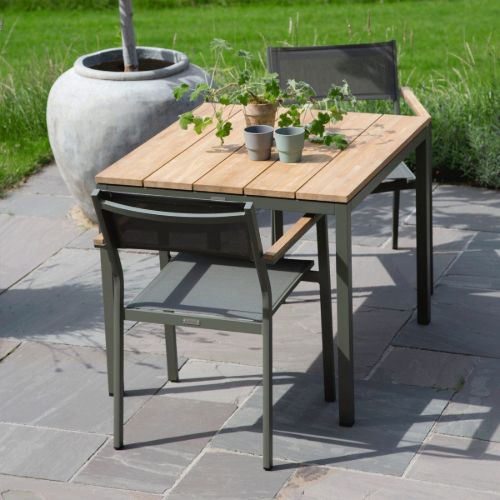 Mandalay Toscana Gartentisch L: 82 cm und 2 Elba Gartenstühle mit Teakholz-Armlehnen – Olivgrün