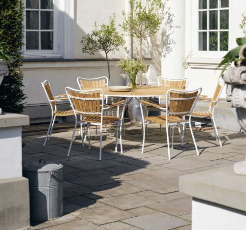 Mandalay Daisy Gartentisch Ø140 cm Inkl. 6 Gartenstühle Gartenmöbel-Set – Weiß/Teak