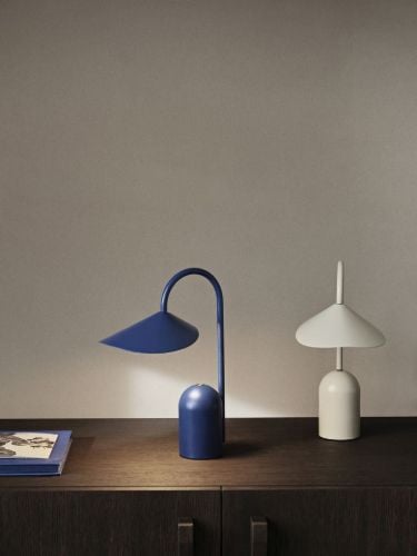 Ferm Living Arum Tragbare Lampe H: 30 cm - Hellblau