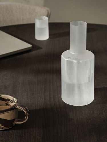 Ferm Living Ripple Karaffe 100 cl - Milchglas
