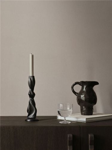 Ferm Living Gale Kerzenhalter Medium H: 25,4 cm - Geschwärztes Aluminium