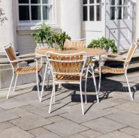 Bild von Mandalay Daisy Gartentisch Ø110 cm Inkl. 4 Gartenstühle Gartenmöbel-Set – Weiß/Teak