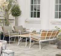 Bild von Mandalay Marguerit Loungetisch L: 130 cm Inkl. 2 Loungesessel und Loungesofa L: 143 cm Gartenmöbel-Set – Weiß/Teak