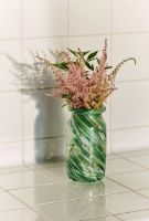 Bild von HAY Splash Vase klein H: 20,5 cm – Rollkragen/grüner Wirbel