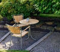 Bild von Mandalay Daisy Cafétisch Ø70 cm Inkl. 2 Gartenstühle Gartenmöbelset - Olivgrün/Teak