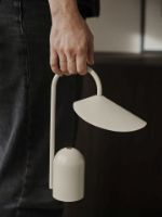 Bild von Tragbare Lampe Arum von Ferm Living, H: 30 cm, Kaschmir