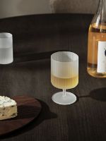 Bild von Ferm Living Ripple Weinglas 2er Set Ø: 7,5 cm - Milchglas