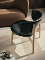 Bild von Ferm Living Herman Loungesessel H: 71 cm - Eiche/Envy Schwarzes Leder