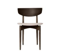 Bild von Ferm Living Herman Esszimmerstuhl, gepolsterter Sitz, H: 75,5 cm – Dunkel gebeizte Buche/Natürlicher weicher Bouclé